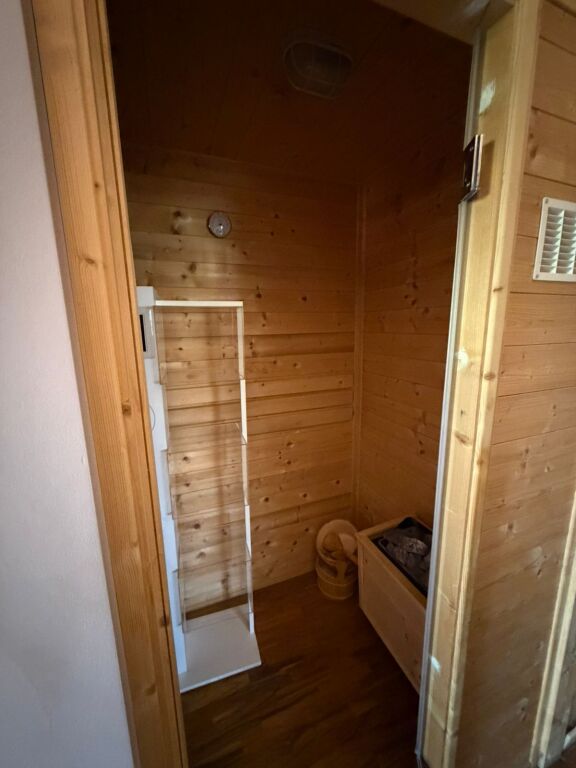 Jepet me qira ambient biznesi 🌿 Rruga federik xhaijko    Ambient i përshtatshëm për qendër estetike, klinikë dentare, apo qendër masazhi.  📍 Sipërfaqe: 115 m² 🏢 Organizimi: 5 dhoma 🚿 Facilitete:  • 2 dhoma me sauna dhe dushe  • 2 tualete  • Sistem ngrohje dhe audio qendrore  ✔️ Ambienti është totalisht i investuar dhe gati për përdorim.kati 1   💰 Çmimi: 1200 €/muaj (i diskutueshëm)