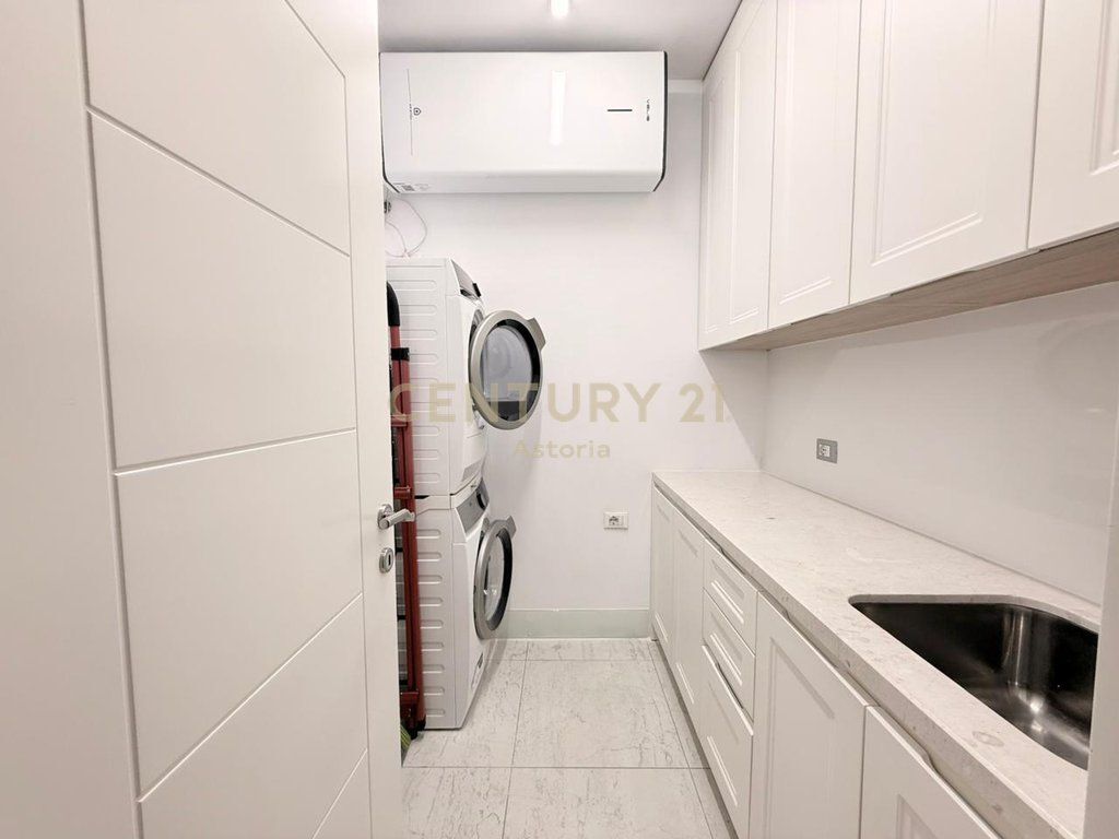 Appartamento moderno 3+1+2 con 2 posti auto nella zona del Comune di Parigi