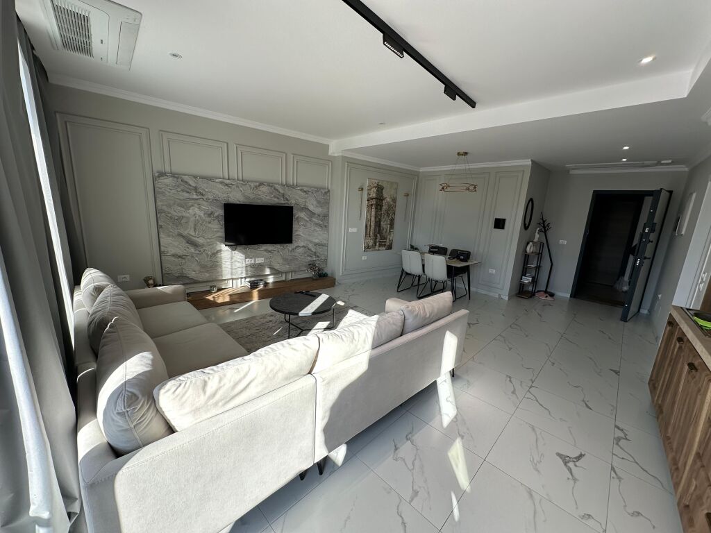 Appartamento in Vendita – Occasione al Lake View Residence  Viene offerto in vendita un appartamento moderno e di alta qualità, in una delle residenze più richieste di Tirana.  🔹 Posizione: Lake View Residence   💰 Prezzo totale: 443.000 €  