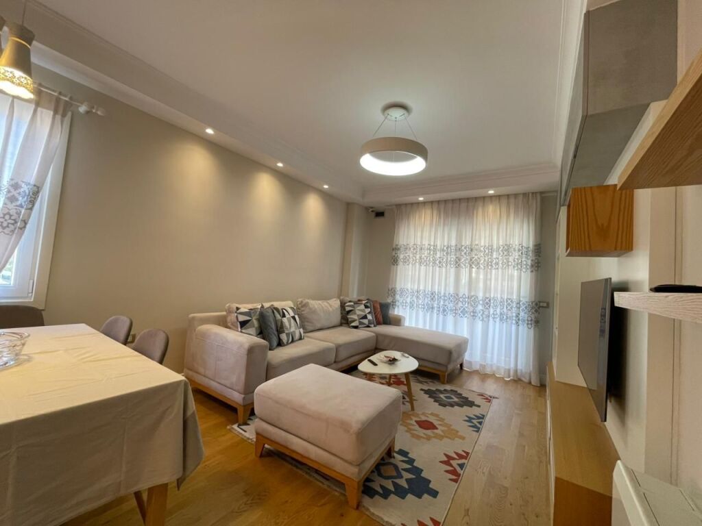 Apartment 3+1 for rent at Komuna e Parisit.