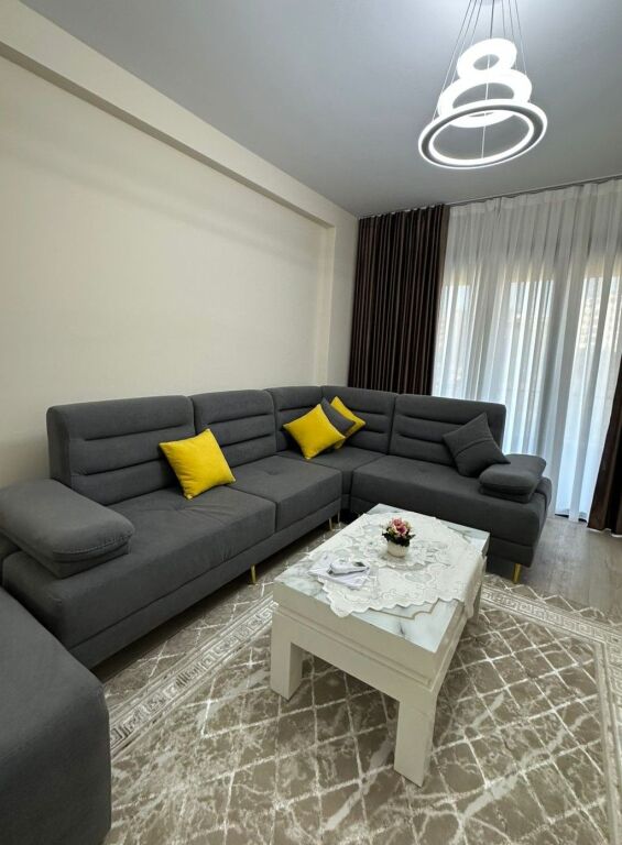 Jepet me qera apartament 2+1 + verandë tek Liqeni i Thatë