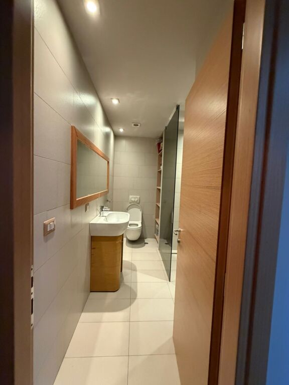 Jepet me qira ambient biznesi 🌿 Rruga federik xhaijko    Ambient i përshtatshëm për qendër estetike, klinikë dentare, apo qendër masazhi.  📍 Sipërfaqe: 115 m² 🏢 Organizimi: 5 dhoma 🚿 Facilitete:  • 2 dhoma me sauna dhe dushe  • 2 tualete  • Sistem ngrohje dhe audio qendrore  ✔️ Ambienti është totalisht i investuar dhe gati për përdorim.kati 1   💰 Çmimi: 1200 €/muaj (i diskutueshëm)