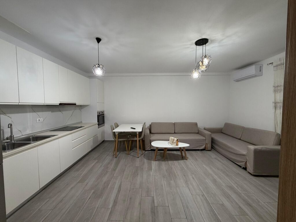 🏡 Jepet me qira 3+1 tek 5 Maji  ✨ Apartament komod dhe i organizuar në: 🛋️ Sallon + kuzhinë 🛏️ 3 dhoma gjumi 🚿 2 tualete 🌿 Ballkon  📍 Kati i 2 banim 💰 Çmimi: 500€ / muaj  📩 Për më shumë info ose vizitë, shkruani në DM