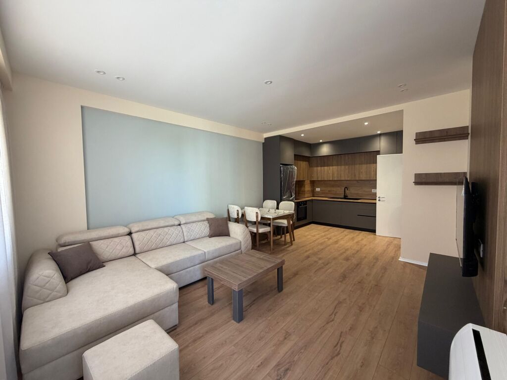 Jepet me qera apartament 1+1 + 🅿️📍 Astir, Kompleksi Urban Gate  ✔️ Kati 5✔️  Pallat me ashensor✔️  I mobiluar✔️  Ambient i bollshëm dhe i organizuar mirë✔️  Përfshihet vend parkimi  💰 Çmimi:  50.000 leke    📞 Për më shumë informacion ose vizitë, kontaktoni