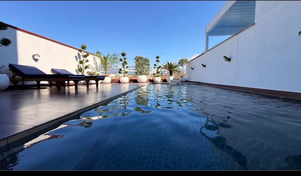 Vilë luksoze me qira te Kodra e Diellit .