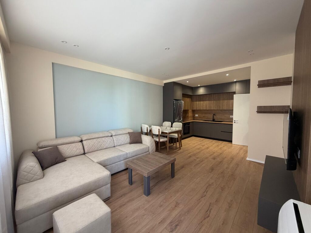 Jepet me qera apartament 1+1 + 🅿️📍 Astir, Kompleksi Urban Gate  ✔️ Kati 5✔️  Pallat me ashensor✔️  I mobiluar✔️  Ambient i bollshëm dhe i organizuar mirë✔️  Përfshihet vend parkimi  💰 Çmimi:  50.000 leke    📞 Për më shumë informacion ose vizitë, kontaktoni