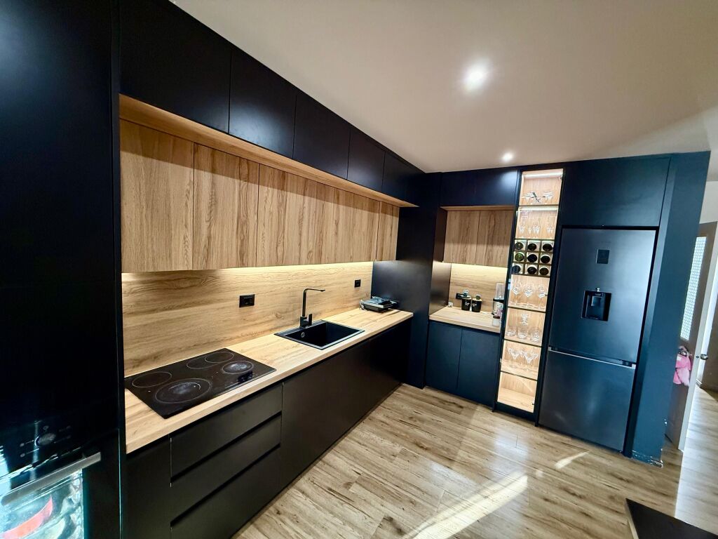 📣 SHITET Apartament 3+1+2 📍 Blloku Gintash, Laprake ✨ 🏢 Ndertim i Ri 🪜 Kati 8 (i Fundit, Me Ashensor) 📐 Siperfaqe Bruto 132 m2 📐 Siperfaqe Neto 117 m2  🔄 Organizohet Ne: Sallon Spacioz, Kuzhine e Vecuar, 3 Dhoma Gjumi, Korridor Shperndares, 2 Tualete, 2 Ballkone, Depo.  💶 Cmimi 225.000 Euro