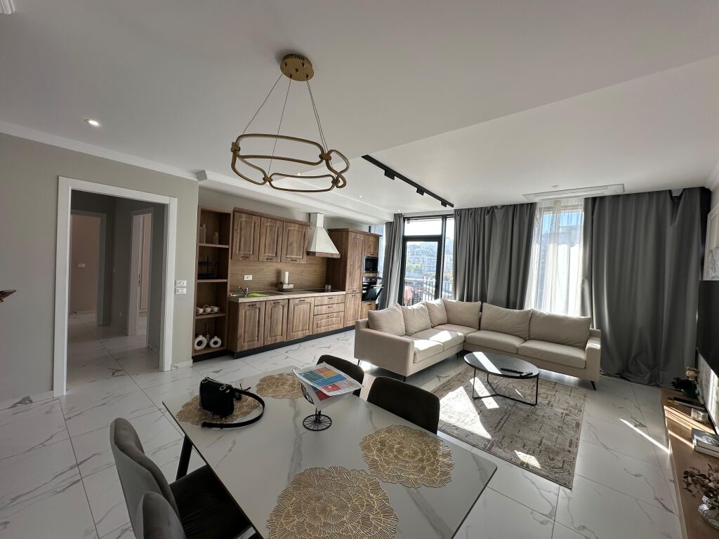 Appartamento in Vendita – Occasione al Lake View Residence  Viene offerto in vendita un appartamento moderno e di alta qualità, in una delle residenze più richieste di Tirana.  🔹 Posizione: Lake View Residence   💰 Prezzo totale: 443.000 €  