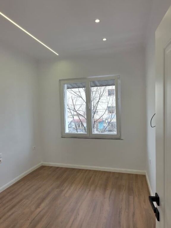 Shitet apartament 2+1 te Rruga Bardhyl