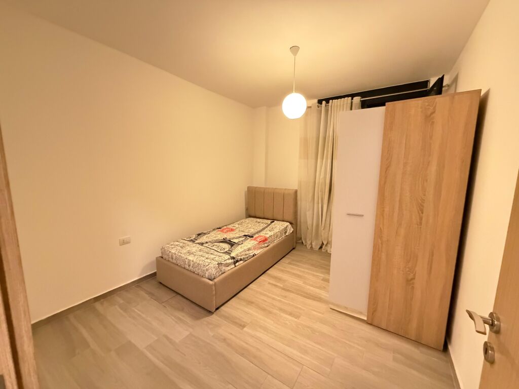 🏡 Jepet me qira 3+1 tek 5 Maji  ✨ Apartament komod dhe i organizuar në: 🛋️ Sallon + kuzhinë 🛏️ 3 dhoma gjumi 🚿 2 tualete 🌿 Ballkon  📍 Kati i 2 banim 💰 Çmimi: 500€ / muaj  📩 Për më shumë info ose vizitë, shkruani në DM