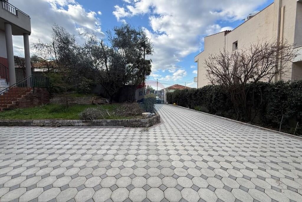 3-storey villa for sale in Sauk!