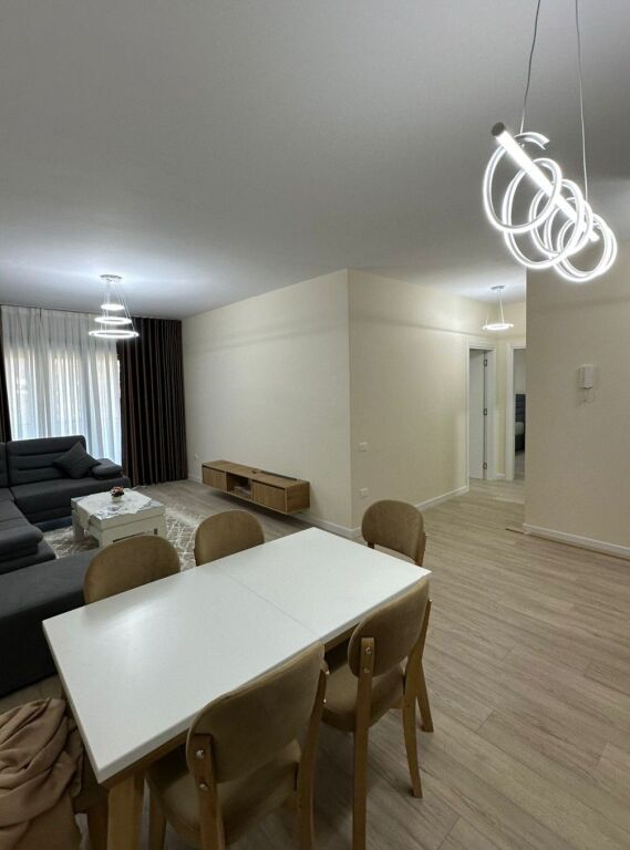 Jepet me qera apartament 2+1 + verandë tek Liqeni i Thatë