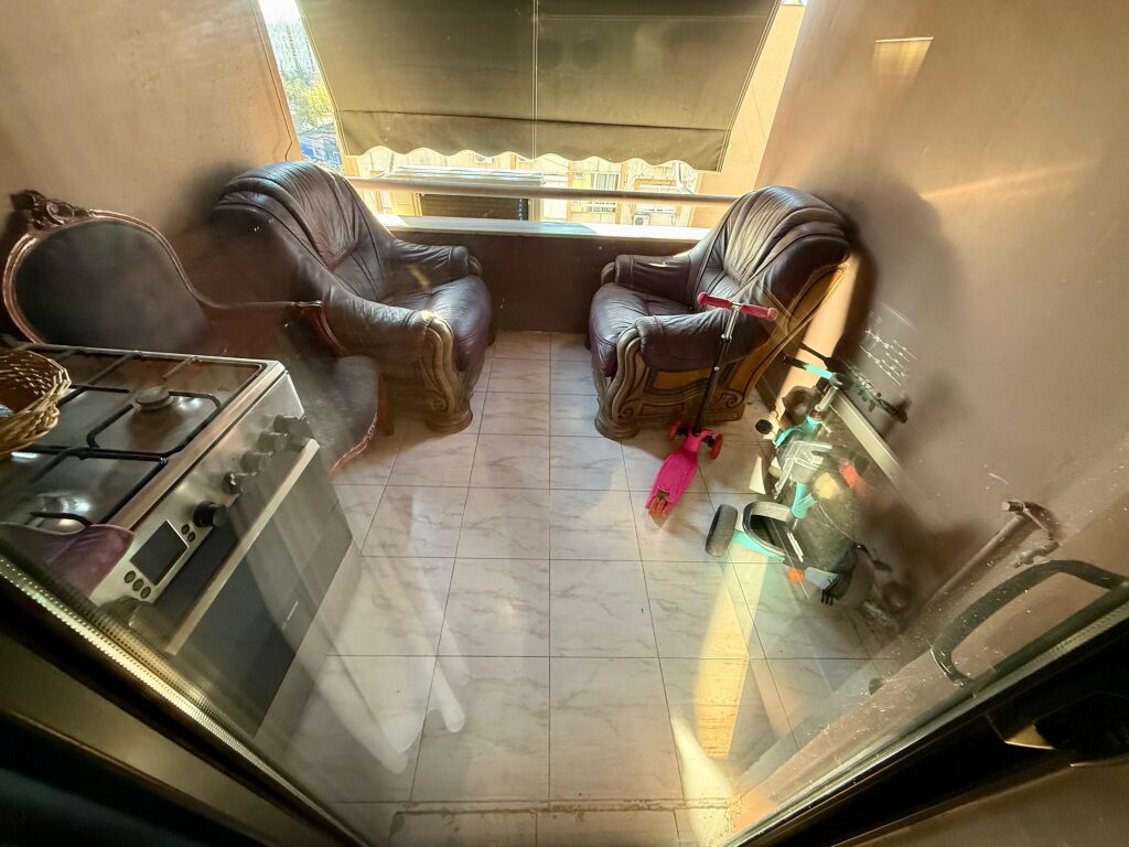 📣 SHITET Apartament 3+1+2 📍 Blloku Gintash, Laprake ✨ 🏢 Ndertim i Ri 🪜 Kati 8 (i Fundit, Me Ashensor) 📐 Siperfaqe Bruto 132 m2 📐 Siperfaqe Neto 117 m2  🔄 Organizohet Ne: Sallon Spacioz, Kuzhine e Vecuar, 3 Dhoma Gjumi, Korridor Shperndares, 2 Tualete, 2 Ballkone, Depo.  💶 Cmimi 225.000 Euro