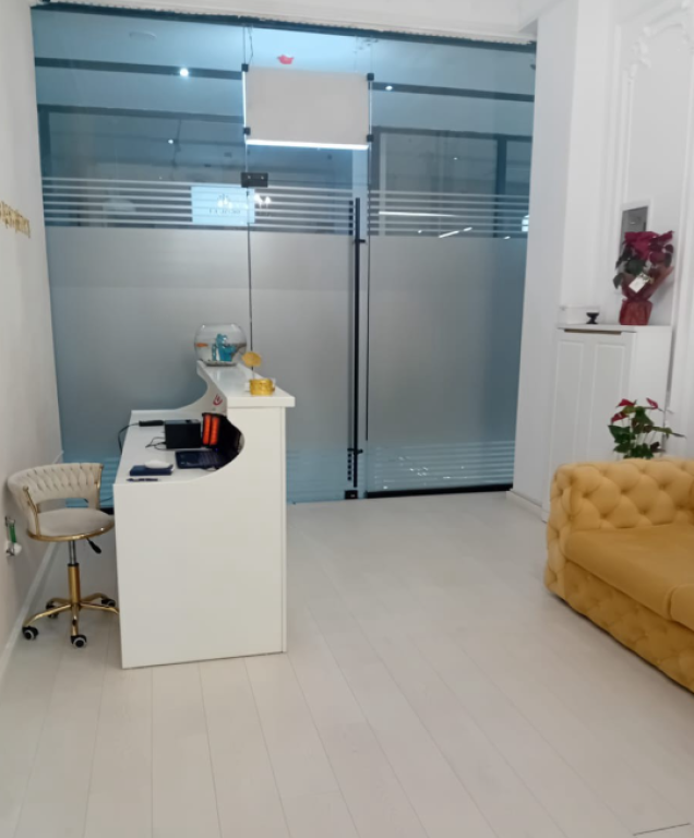 🏢 Jepet me Qira Dyqan – Rruga e Kavajës (Garden Building) 