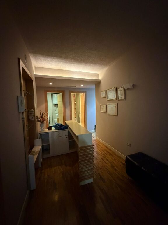 Jepet me qira ambient biznesi 🌿 Rruga federik xhaijko    Ambient i përshtatshëm për qendër estetike, klinikë dentare, apo qendër masazhi.  📍 Sipërfaqe: 115 m² 🏢 Organizimi: 5 dhoma 🚿 Facilitete:  • 2 dhoma me sauna dhe dushe  • 2 tualete  • Sistem ngrohje dhe audio qendrore  ✔️ Ambienti është totalisht i investuar dhe gati për përdorim.kati 1   💰 Çmimi: 1200 €/muaj (i diskutueshëm)