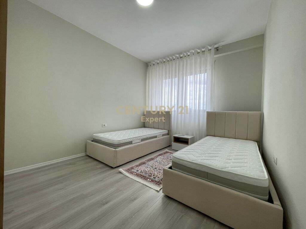 JAPIM APARTAMENT 2+1+2 ME POST PARKIMI ME QIRA NE RRUGEN E DURRESIT !