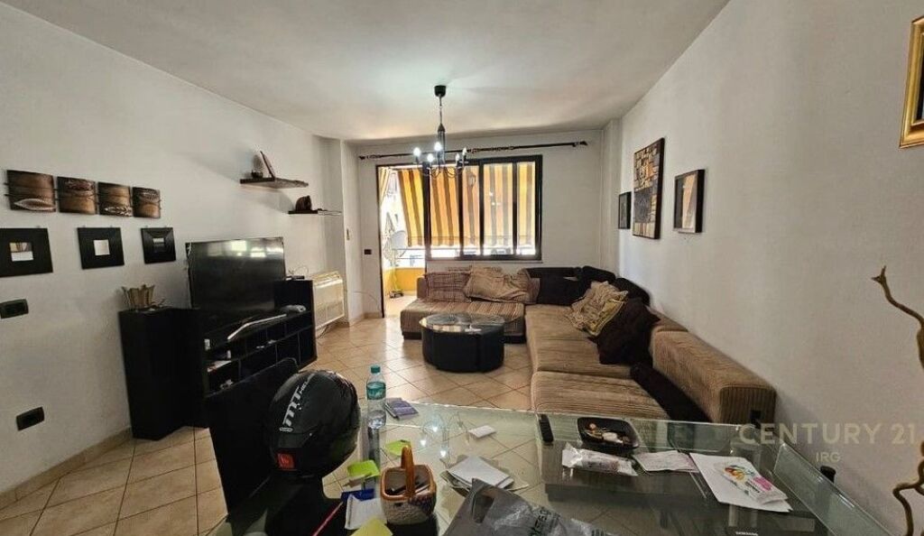 2+1 apartment for sale in the 21 Dhjetorit area