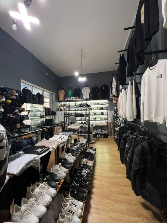 Occasion 6500€ the entire shop is sold 400 thousand lek monthly rent