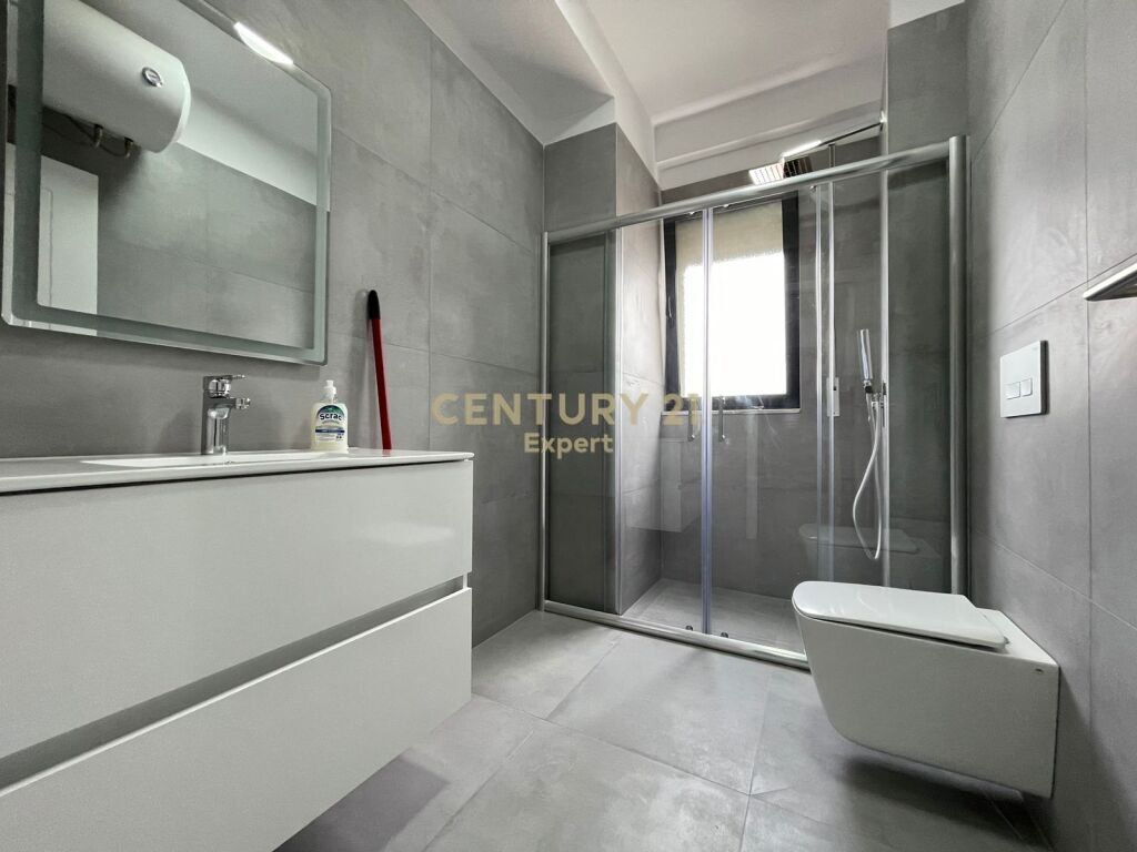 JAPIM APARTAMENT 2+1+2 ME POST PARKIMI ME QIRA NE RRUGEN E DURRESIT !