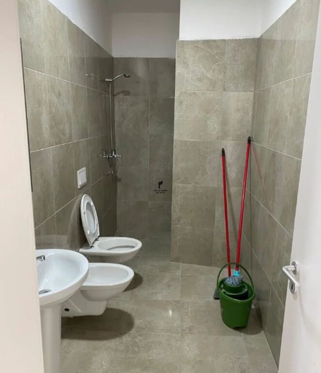 ZYRE ME QERA 90 M2 PAZAR I RI 80.000 LEKE FH-68425