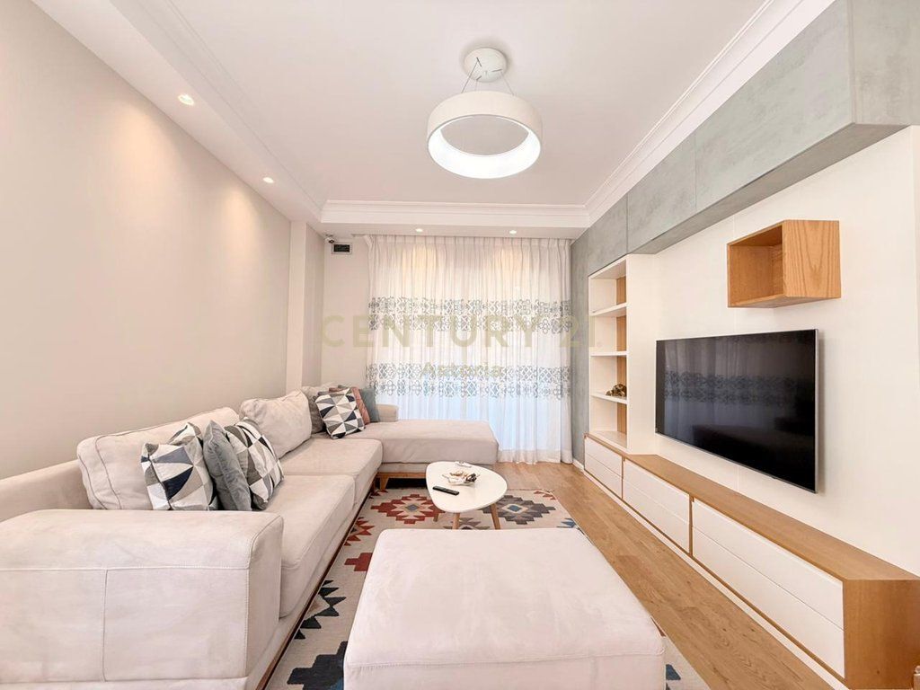 Appartamento moderno 3+1+2 con 2 posti auto nella zona del Comune di Parigi