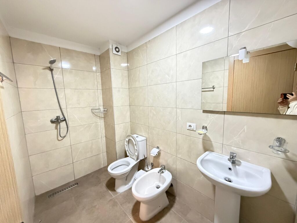 🏡 Jepet me qira 3+1 tek 5 Maji  ✨ Apartament komod dhe i organizuar në: 🛋️ Sallon + kuzhinë 🛏️ 3 dhoma gjumi 🚿 2 tualete 🌿 Ballkon  📍 Kati i 2 banim 💰 Çmimi: 500€ / muaj  📩 Për më shumë info ose vizitë, shkruani në DM