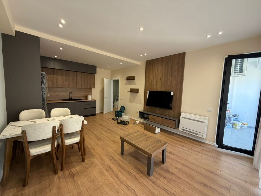 Appartamento 1+1 in affitto + 🅿️📍 Astir, Complesso Urban Gate  ✔️ 5° piano✔️  Palazzo con ascensore✔️  Arredato✔️  Ambiente spazioso e ben organizzato✔️  Posto auto incluso  💰 Prezzo:  53.000  lek    📞 Per maggiori informazioni o visita, contattare