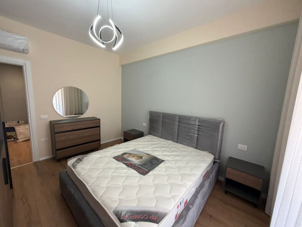 Appartamento 1+1 in affitto + 🅿️📍 Astir, Complesso Urban Gate  ✔️ 5° piano✔️  Palazzo con ascensore✔️  Arredato✔️  Ambiente spazioso e ben organizzato✔️  Posto auto incluso  💰 Prezzo:  53.000  lek    📞 Per maggiori informazioni o visita, contattare