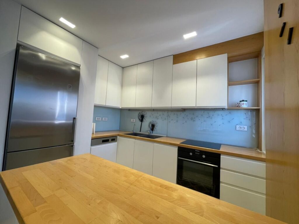 Apartment 3+1 for rent at Komuna e Parisit.