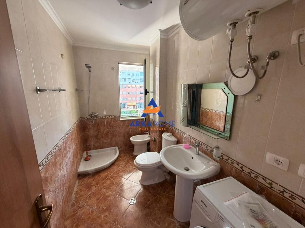 JEPET ME QERA APARTAMENT 2+1+2+BALLKONE "TE KRISTAL CENTER" 65000 LEKE