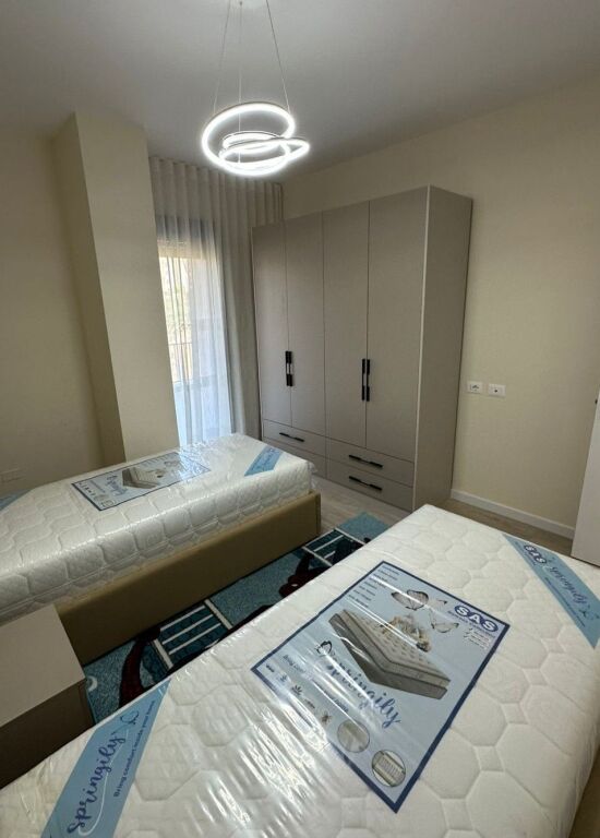 Jepet me qera apartament 2+1 + verandë tek Liqeni i Thatë