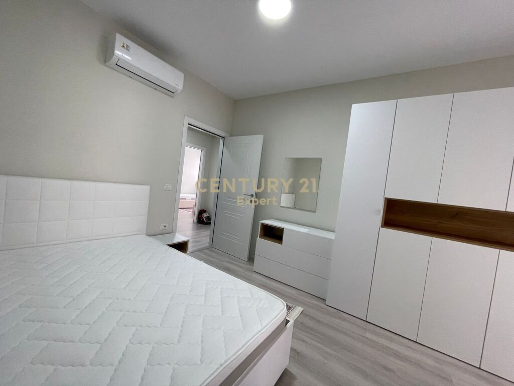 JAPIM APARTAMENT 2+1+2 ME POST PARKIMI ME QIRA NE RRUGEN E DURRESIT !