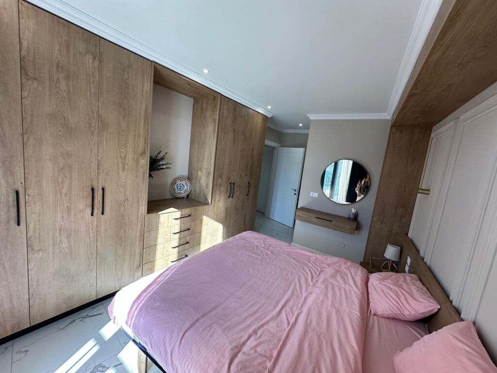 Appartamento in Vendita – Occasione al Lake View Residence  Viene offerto in vendita un appartamento moderno e di alta qualità, in una delle residenze più richieste di Tirana.  🔹 Posizione: Lake View Residence   💰 Prezzo totale: 443.000 €  