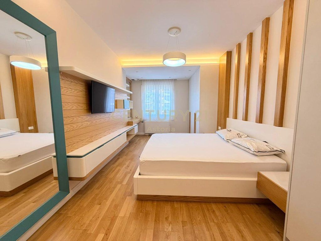 Appartamento moderno 3+1+2 con 2 posti auto nella zona del Comune di Parigi