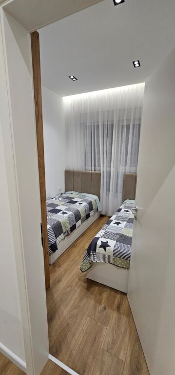 🏡 Appartamento 2+1 in affitto  📍 Posizione: Complesso Kadiu, Ali Demi💰 Prezzo: 50.000 lek/mese