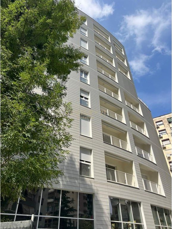 Ambient zyre 2+1+2 me qira pranë Air Albania, Tiranë