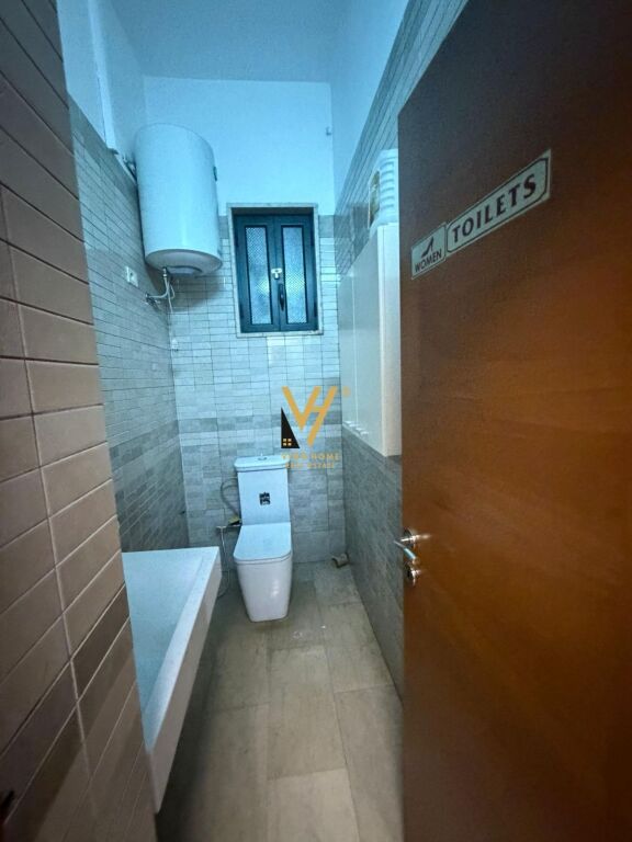 JEPET ZYRE 420 M2 ME QERA TE RRUGES SE ELBASANIT 7.000 EURO