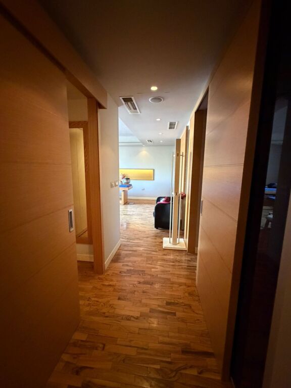 Jepet me qira ambient biznesi 🌿 Rruga federik xhaijko    Ambient i përshtatshëm për qendër estetike, klinikë dentare, apo qendër masazhi.  📍 Sipërfaqe: 115 m² 🏢 Organizimi: 5 dhoma 🚿 Facilitete:  • 2 dhoma me sauna dhe dushe  • 2 tualete  • Sistem ngrohje dhe audio qendrore  ✔️ Ambienti është totalisht i investuar dhe gati për përdorim.kati 1   💰 Çmimi: 1200 €/muaj (i diskutueshëm)