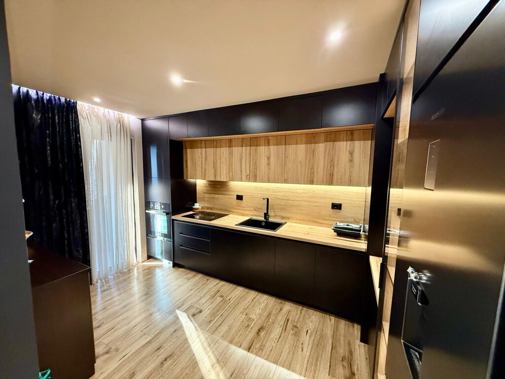 📣 SHITET Apartament 3+1+2 📍 Blloku Gintash, Laprake ✨ 🏢 Ndertim i Ri 🪜 Kati 8 (i Fundit, Me Ashensor) 📐 Siperfaqe Bruto 132 m2 📐 Siperfaqe Neto 117 m2  🔄 Organizohet Ne: Sallon Spacioz, Kuzhine e Vecuar, 3 Dhoma Gjumi, Korridor Shperndares, 2 Tualete, 2 Ballkone, Depo.  💶 Cmimi 225.000 Euro