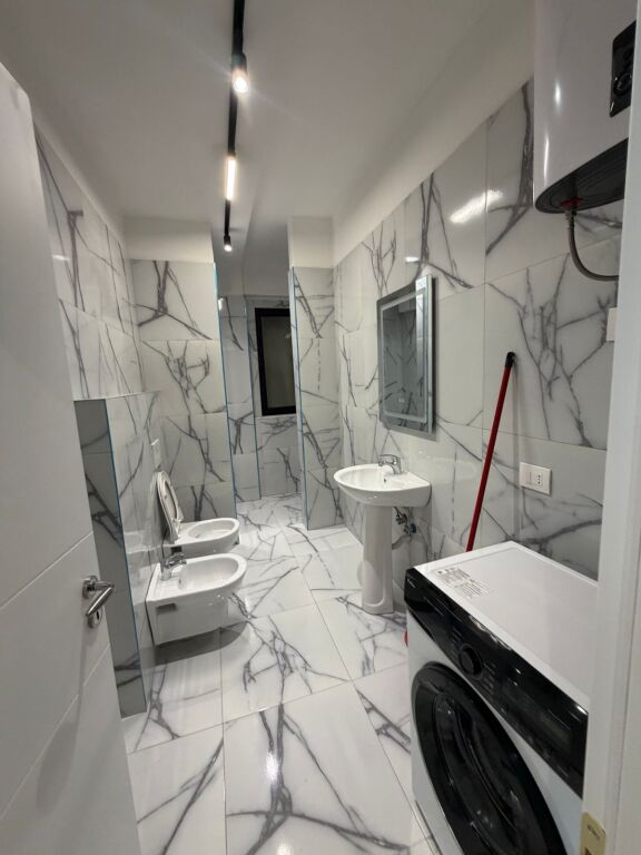 Appartamento 1+1 in affitto + 🅿️📍 Astir, Complesso Urban Gate  ✔️ 5° piano✔️  Palazzo con ascensore✔️  Arredato✔️  Ambiente spazioso e ben organizzato✔️  Posto auto incluso  💰 Prezzo:  53.000  lek    📞 Per maggiori informazioni o visita, contattare