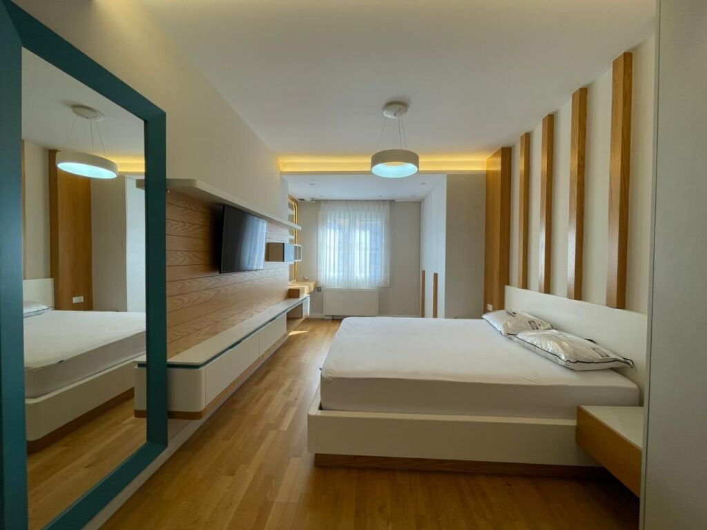 Apartment 3+1 for rent at Komuna e Parisit.