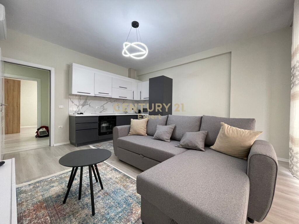Japim me qira apartament modern 2+1 me post parkimi në Rrugën e Durrësit.