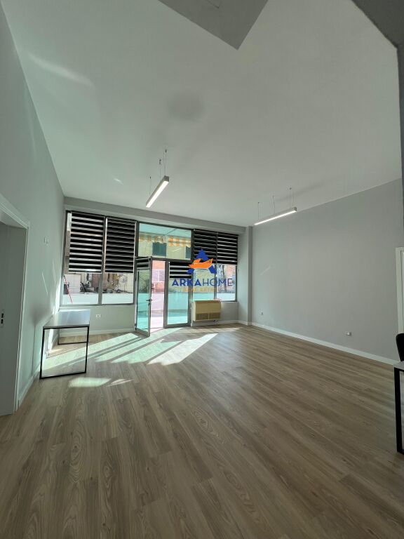 PREMISES FOR RENT 123M2 "COMMUNE OF PARIS" 1600 EURO