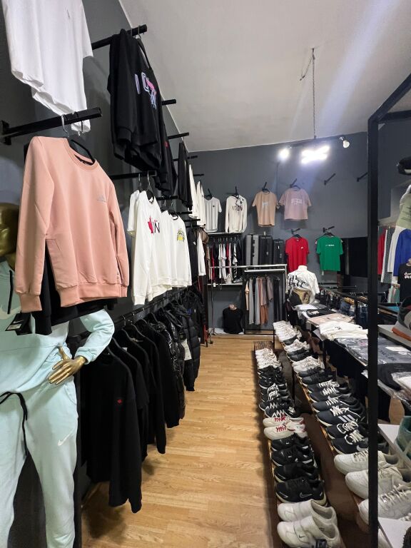 Occasion 6500€ the entire shop is sold 400 thousand lek monthly rent