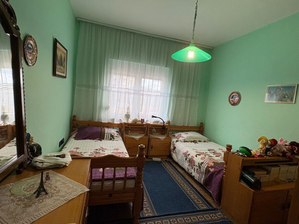 🏢Tek Xhamia e Tabkeve,jepet me qera apartament,2+1,i mobiluar. 55,000Leke