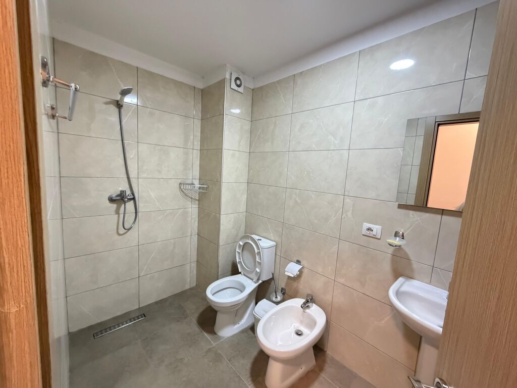 🏡 Jepet me qira 3+1 tek 5 Maji  ✨ Apartament komod dhe i organizuar në: 🛋️ Sallon + kuzhinë 🛏️ 3 dhoma gjumi 🚿 2 tualete 🌿 Ballkon  📍 Kati i 2 banim 💰 Çmimi: 500€ / muaj  📩 Për më shumë info ose vizitë, shkruani në DM