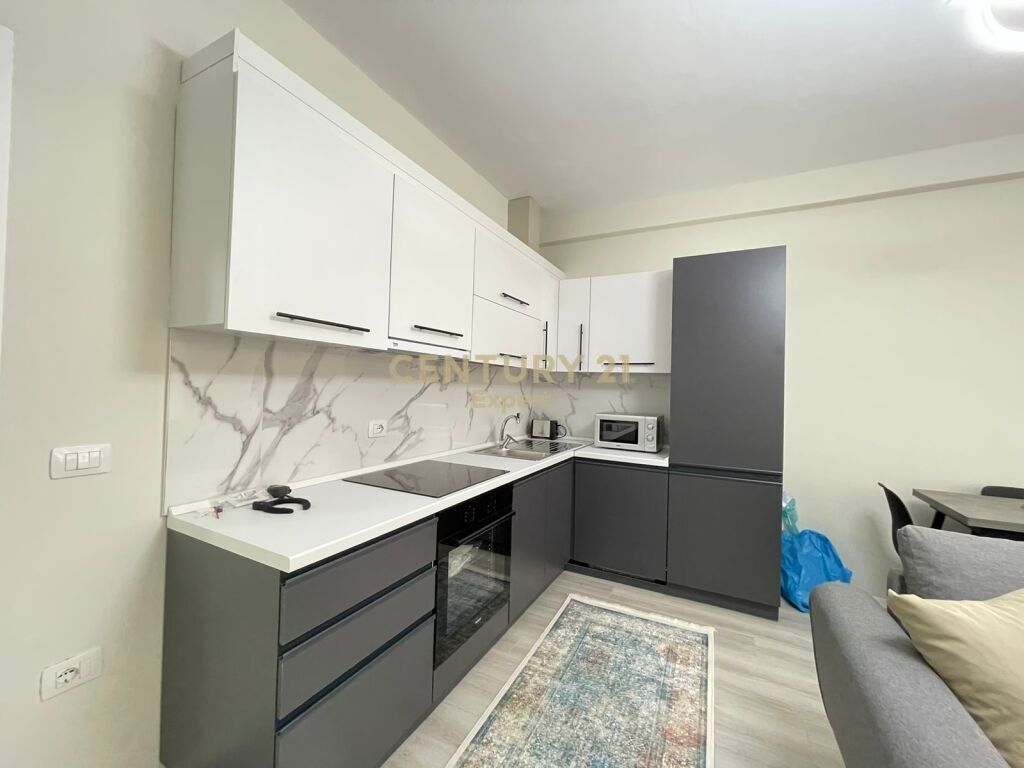 Japim me qira apartament modern 2+1 me post parkimi në Rrugën e Durrësit.