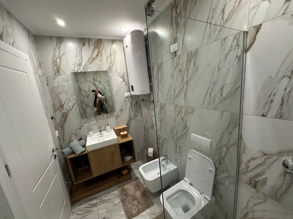 Appartamento in Vendita – Occasione al Lake View Residence  Viene offerto in vendita un appartamento moderno e di alta qualità, in una delle residenze più richieste di Tirana.  🔹 Posizione: Lake View Residence   💰 Prezzo totale: 443.000 €  