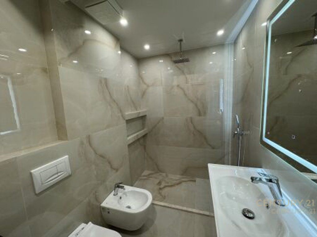 SHITET APARTAMENT 1+1 TEK KISHA KATOLIKE, RRUGA E KAVAJES