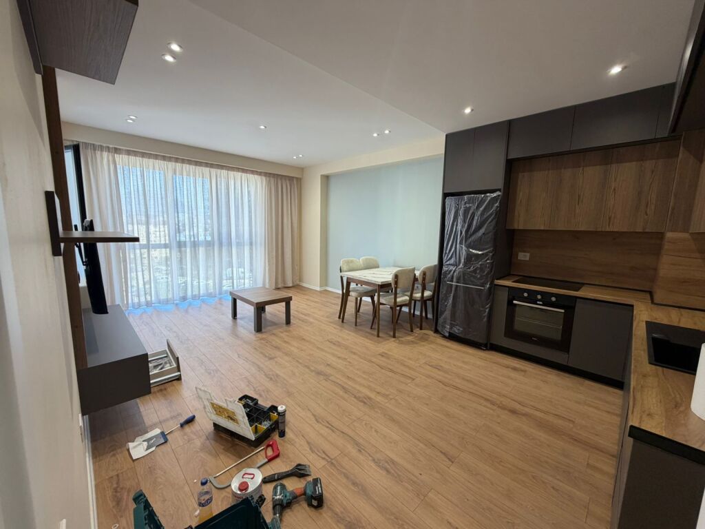 Appartamento 1+1 in affitto + 🅿️📍 Astir, Complesso Urban Gate  ✔️ 5° piano✔️  Palazzo con ascensore✔️  Arredato✔️  Ambiente spazioso e ben organizzato✔️  Posto auto incluso  💰 Prezzo:  53.000  lek    📞 Per maggiori informazioni o visita, contattare